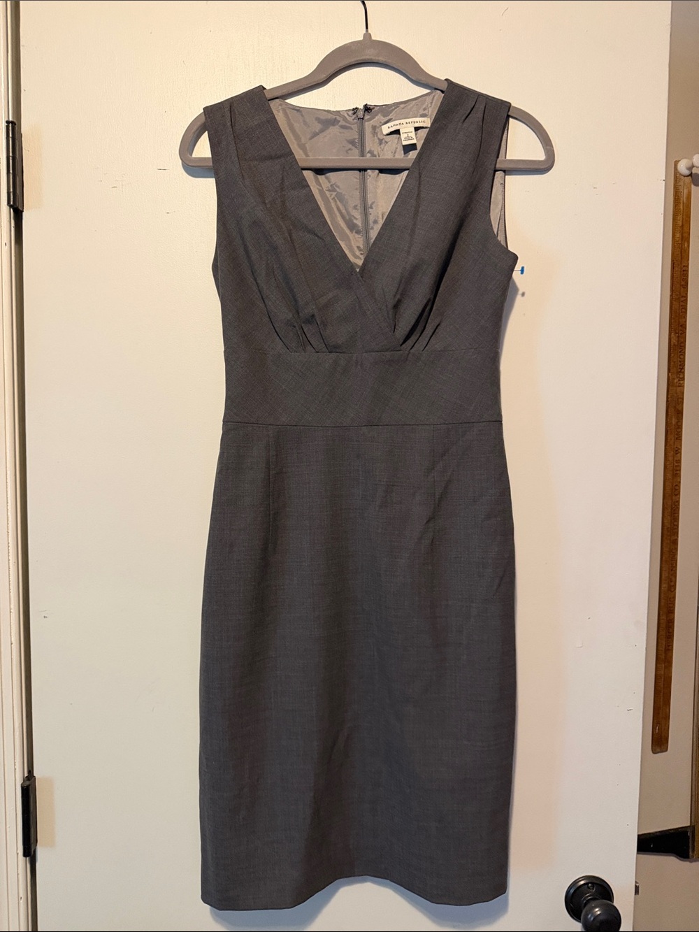 Banana Republic Gray Sleeveless V-Neck Sheath Midi Dress
